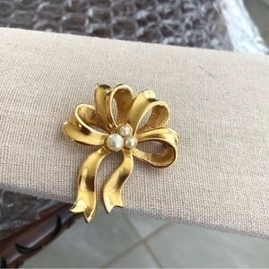 Vintage Signed Avon Faux Pearl Brooch